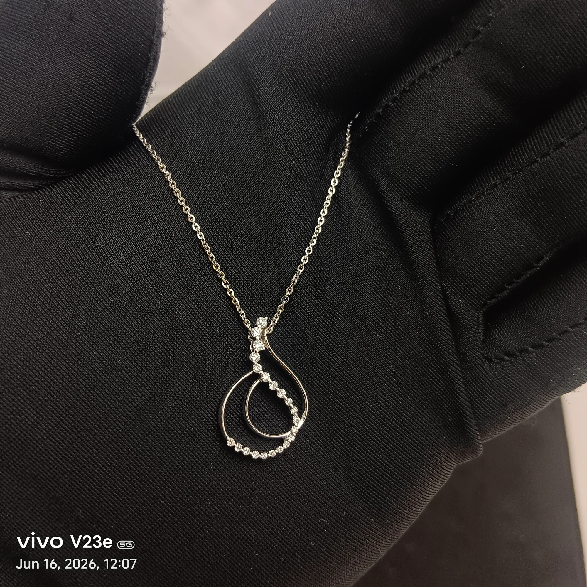 PENDANT DIAMOND NECKLACE